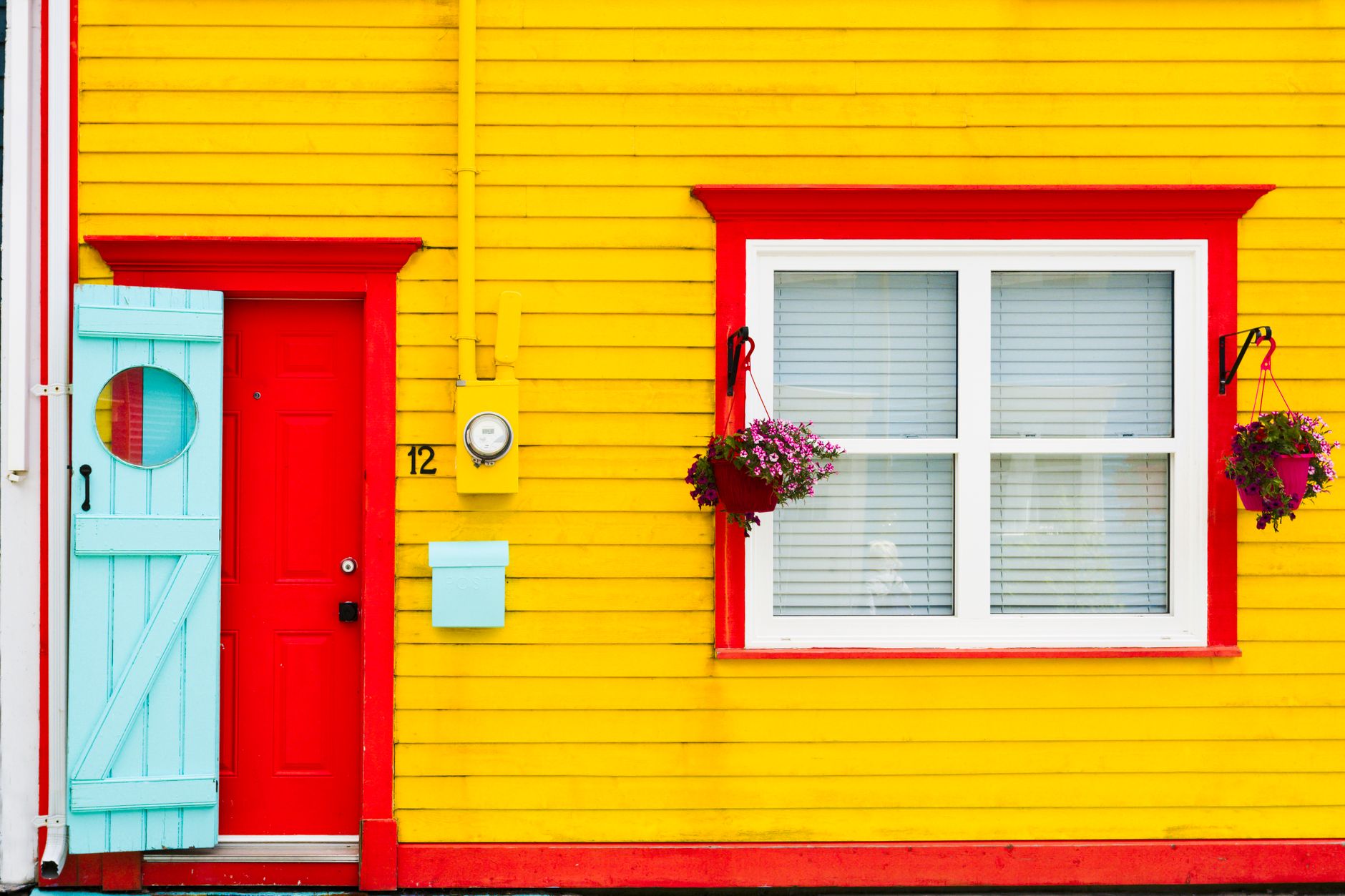Colorful house with a freshly painted exterior, illustrating house painting cost in Port St Lucie